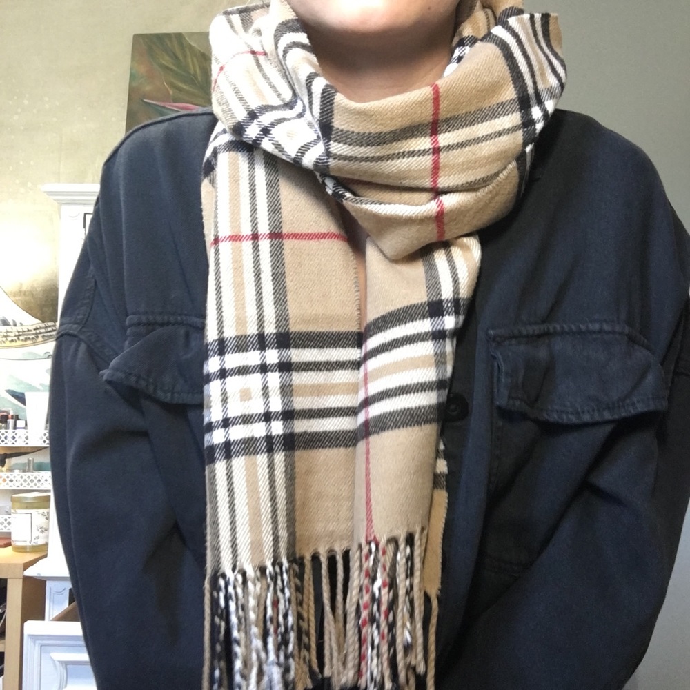 *SOLD* Cashmere feel scarf - Picture 1 of 7